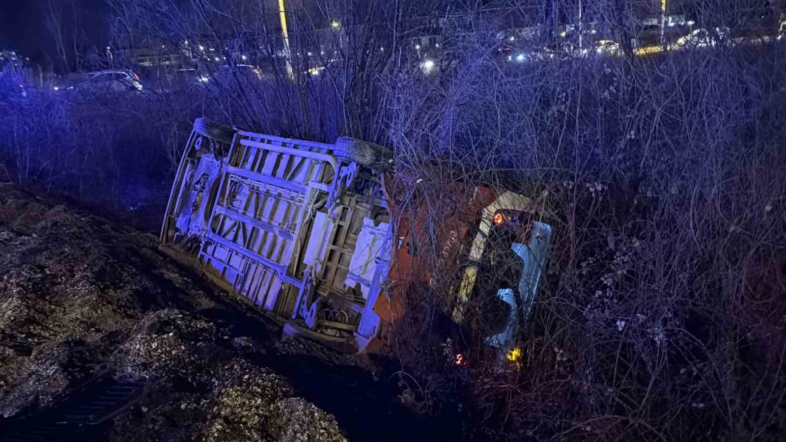 Düzce’deki kaza kamerada: Restorandaki müşteriler ve çalışanlar yardıma koştu
