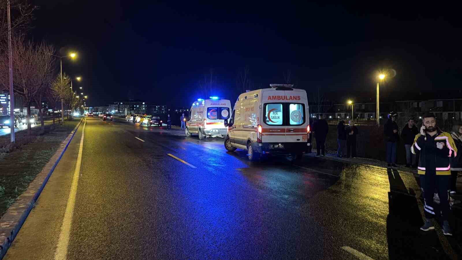 Düzce’deki kaza kamerada: Restorandaki müşteriler ve çalışanlar yardıma koştu
