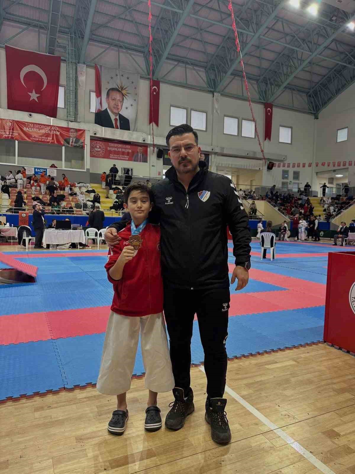 Düzceli karateciler madalyalarla döndü
