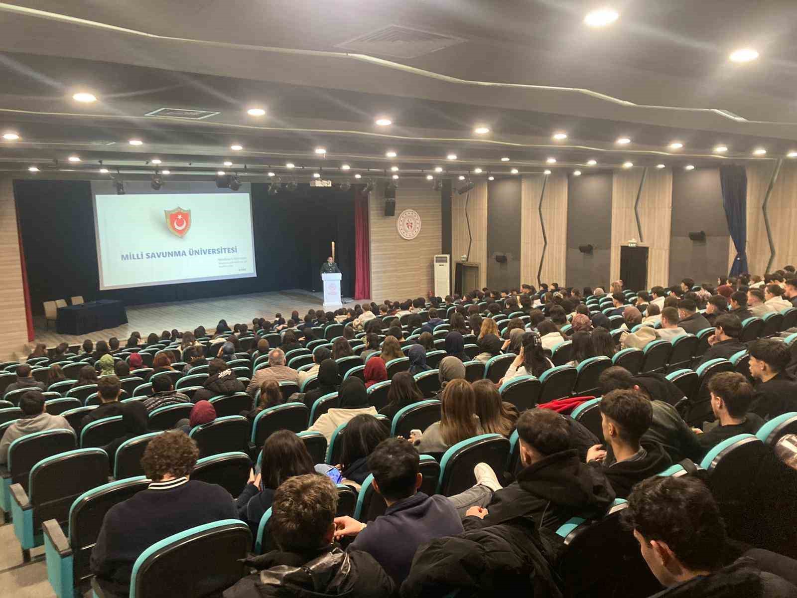 Düzceli öğrencilere askerlik mesleği ve MSÜ anlatıldı
