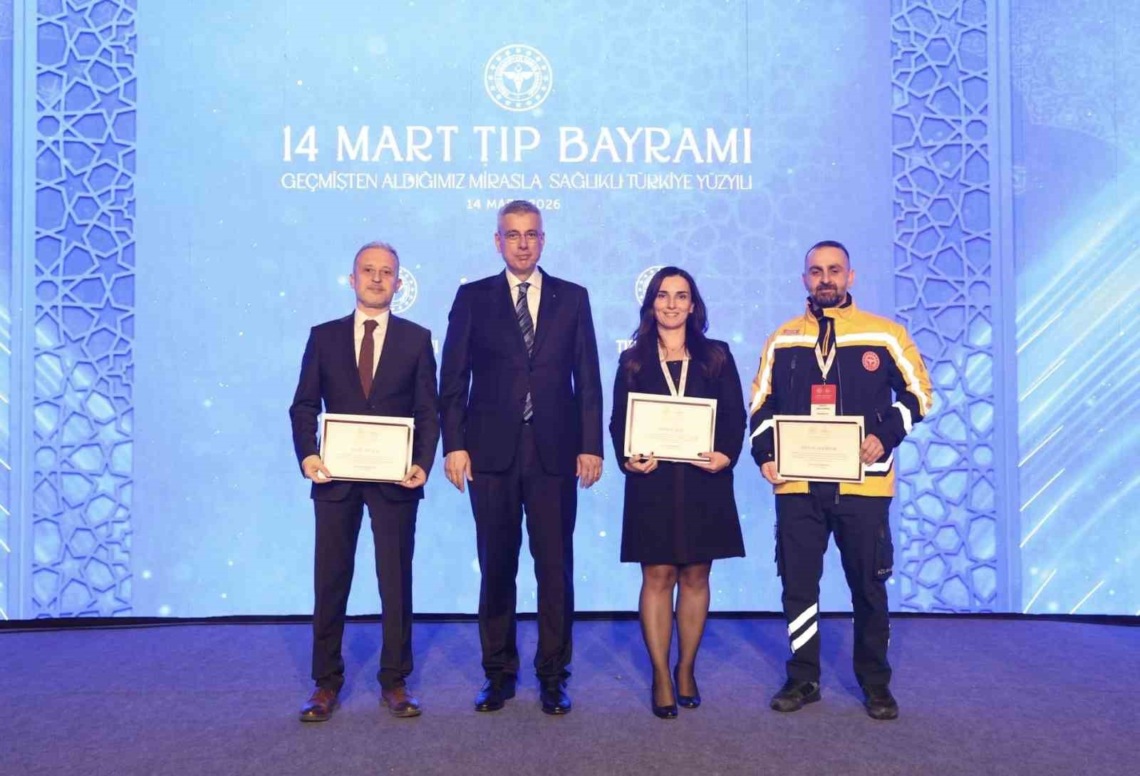 Düzceli sağlık çalışanlarına Bakandan teşekkür belgesi
Düzceli sağlık çalışanlarına Bakandan teşekkür belgesi