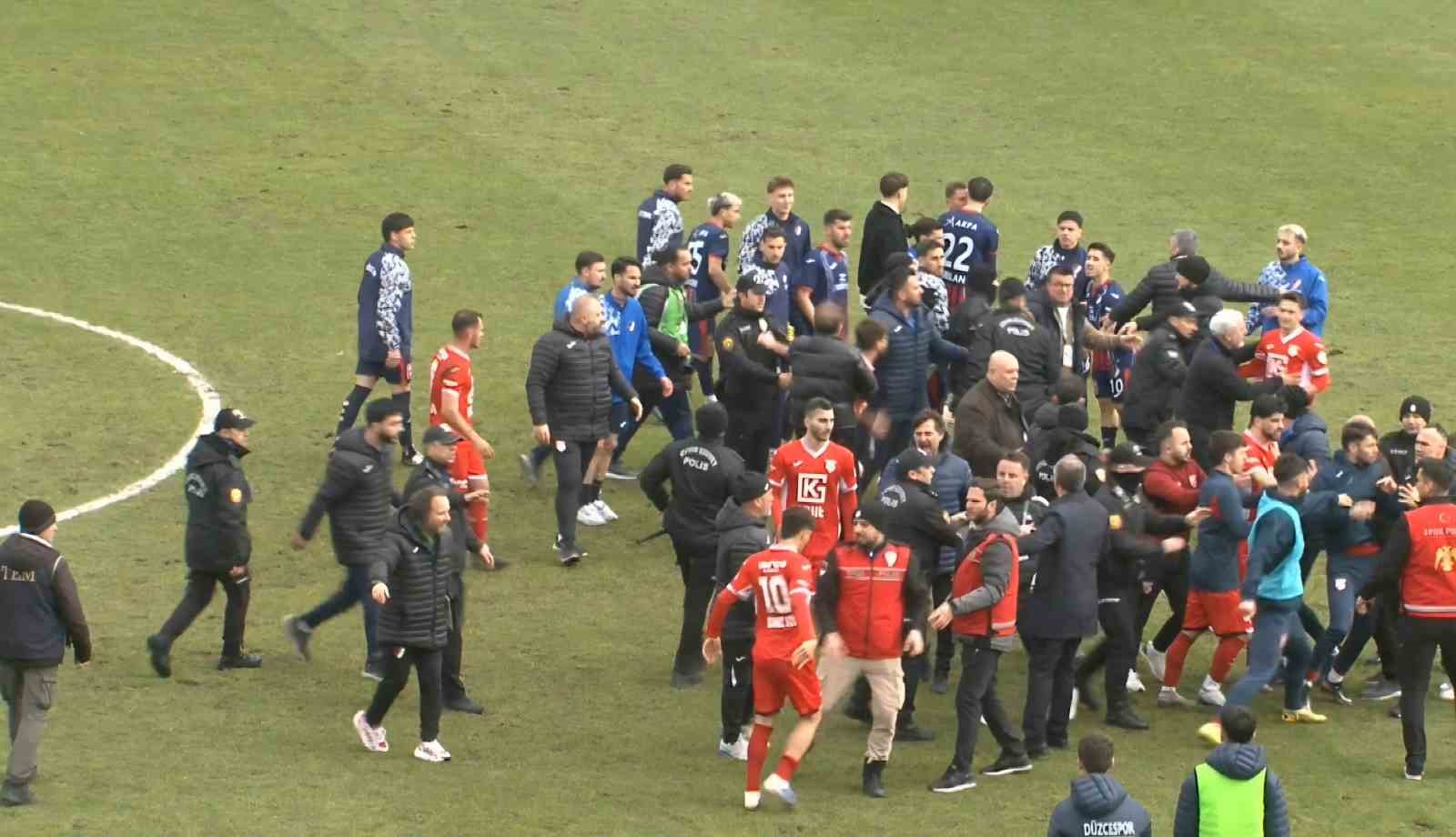 Düzcespor - Sebat Gençlikspor maçı sonrası saha karıştı

