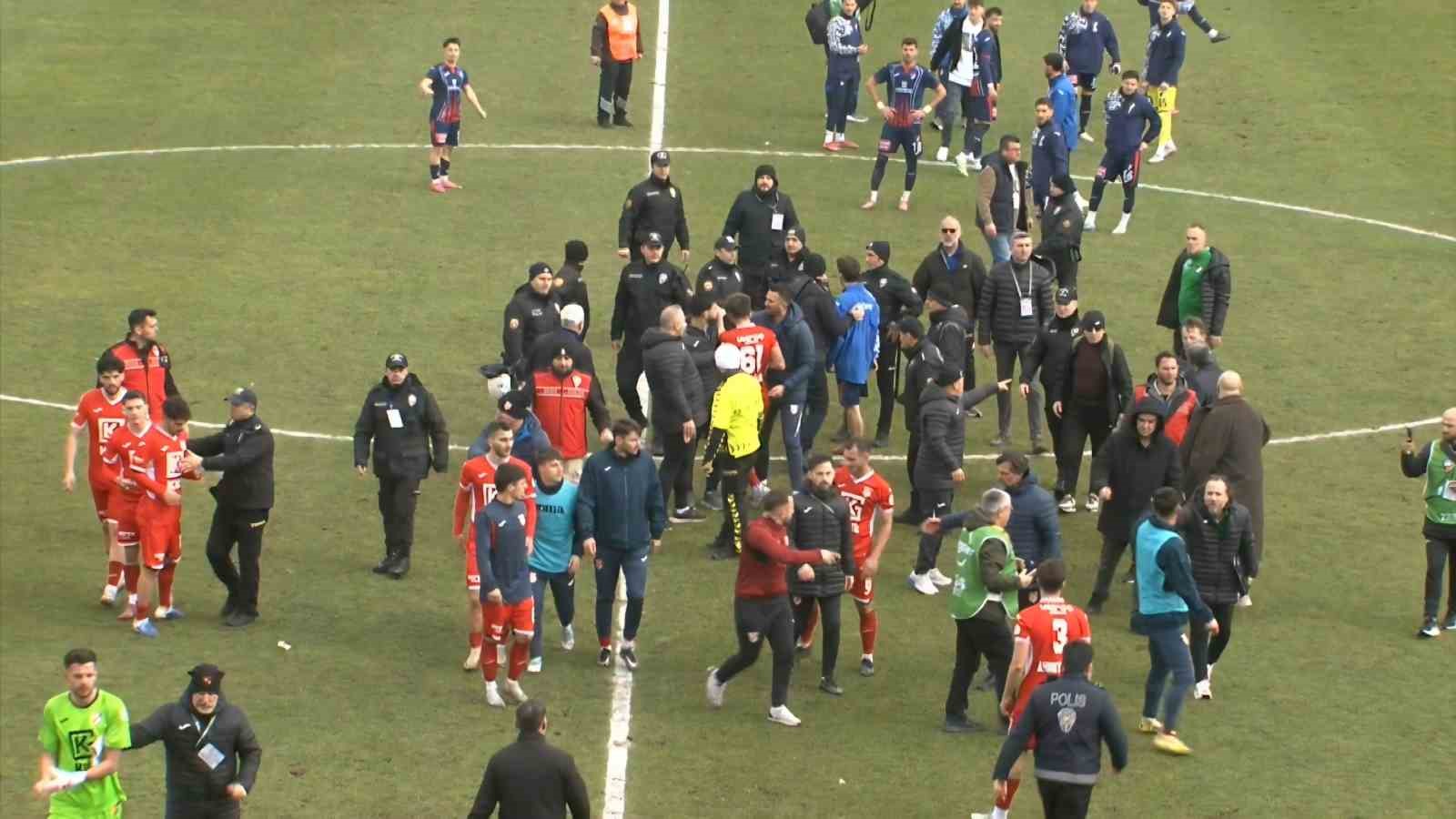 Düzcespor - Sebat Gençlikspor maçı sonrası saha karıştı
