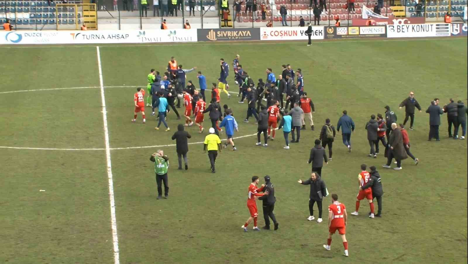Düzcespor - Sebat Gençlikspor maçı sonrası saha karıştı
