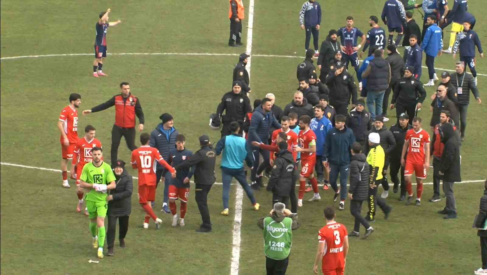 Düzcespor - Sebat Gençlikspor maçı sonrası saha karıştı
