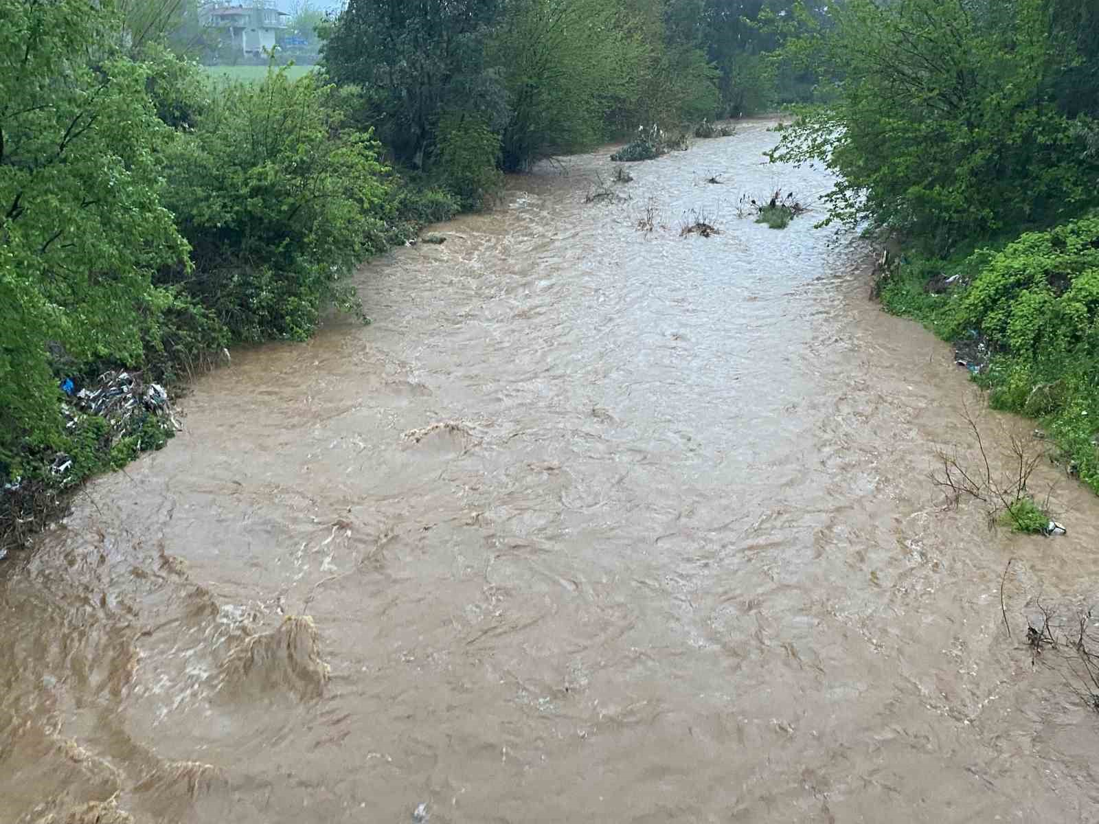 Düziçi’nde şiddetli yağış: Tarım arazileri ve yollar sular altında kaldı
