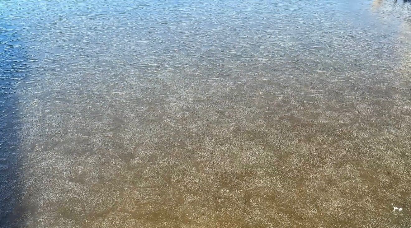 Eber Gölü soğuk hava nedeniyle dondu
