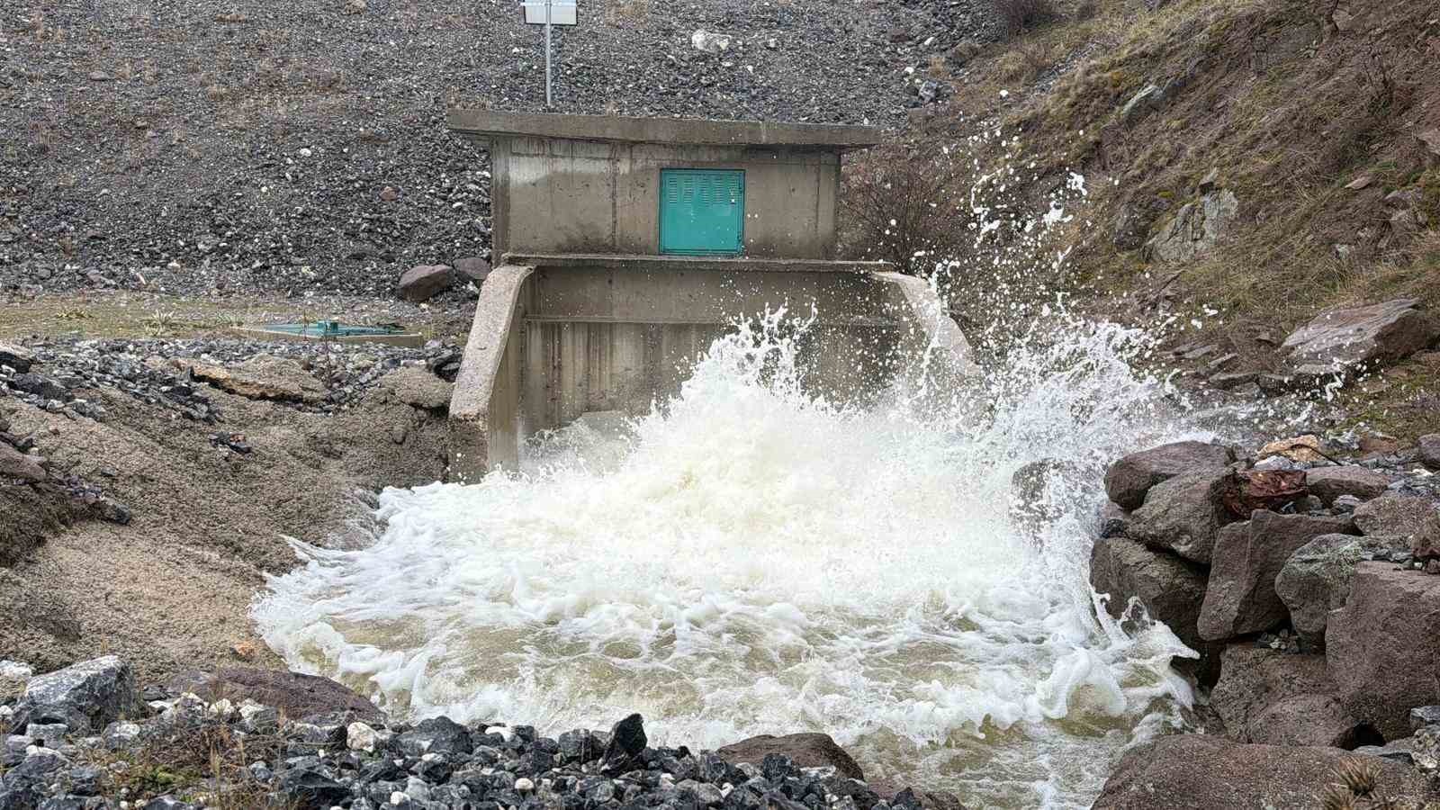 Eber Gölüne bir can suyu daha akmaya başladı
Eber Gölüne bir can suyu daha akmaya başladı