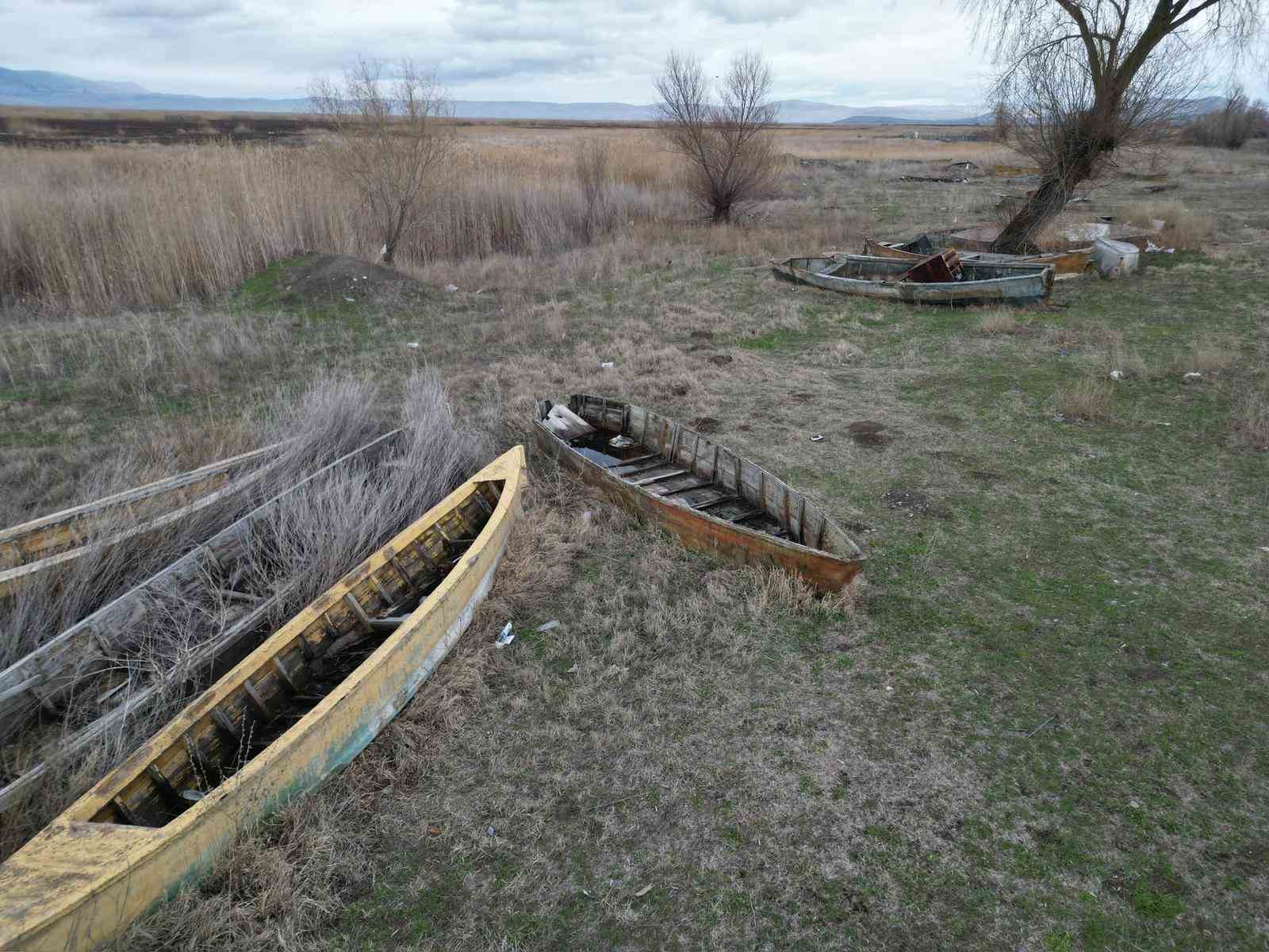 Eber Gölü’nün simgesi kayıklar suya değil, sertleşmiş toprağa hapsoldu
