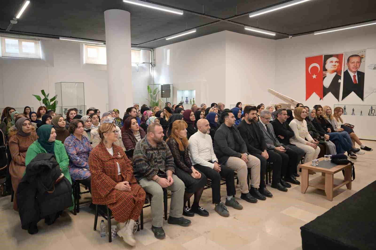 Ebru sanatının Ustası Esenyurt’ta sanatseverlerle buluştu
Ebru sanatının Ustası Esenyurt’ta sanatseverlerle buluştu