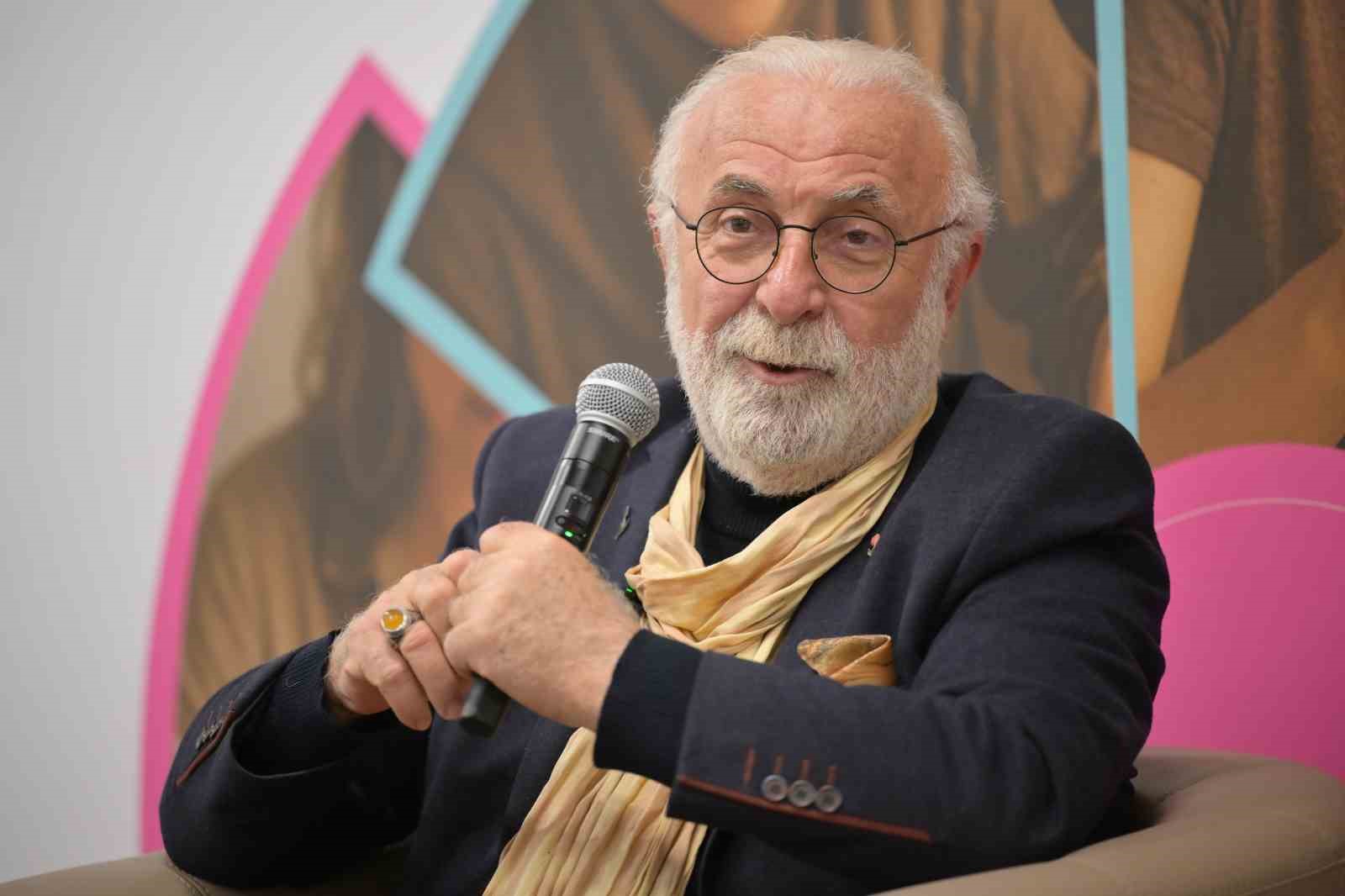 Ebru sanatının Ustası Esenyurt’ta sanatseverlerle buluştu
Ebru sanatının Ustası Esenyurt’ta sanatseverlerle buluştu