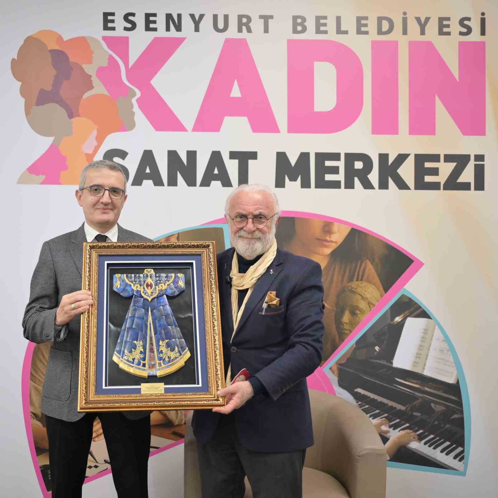 Ebru sanatının Ustası Esenyurt’ta sanatseverlerle buluştu
Ebru sanatının Ustası Esenyurt’ta sanatseverlerle buluştu