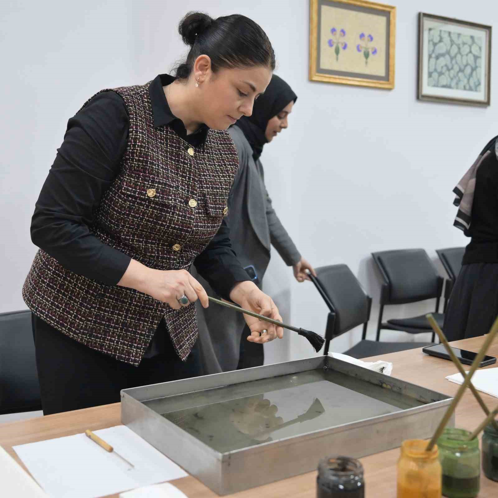 Ebru sanatının Ustası Esenyurt’ta sanatseverlerle buluştu
Ebru sanatının Ustası Esenyurt’ta sanatseverlerle buluştu