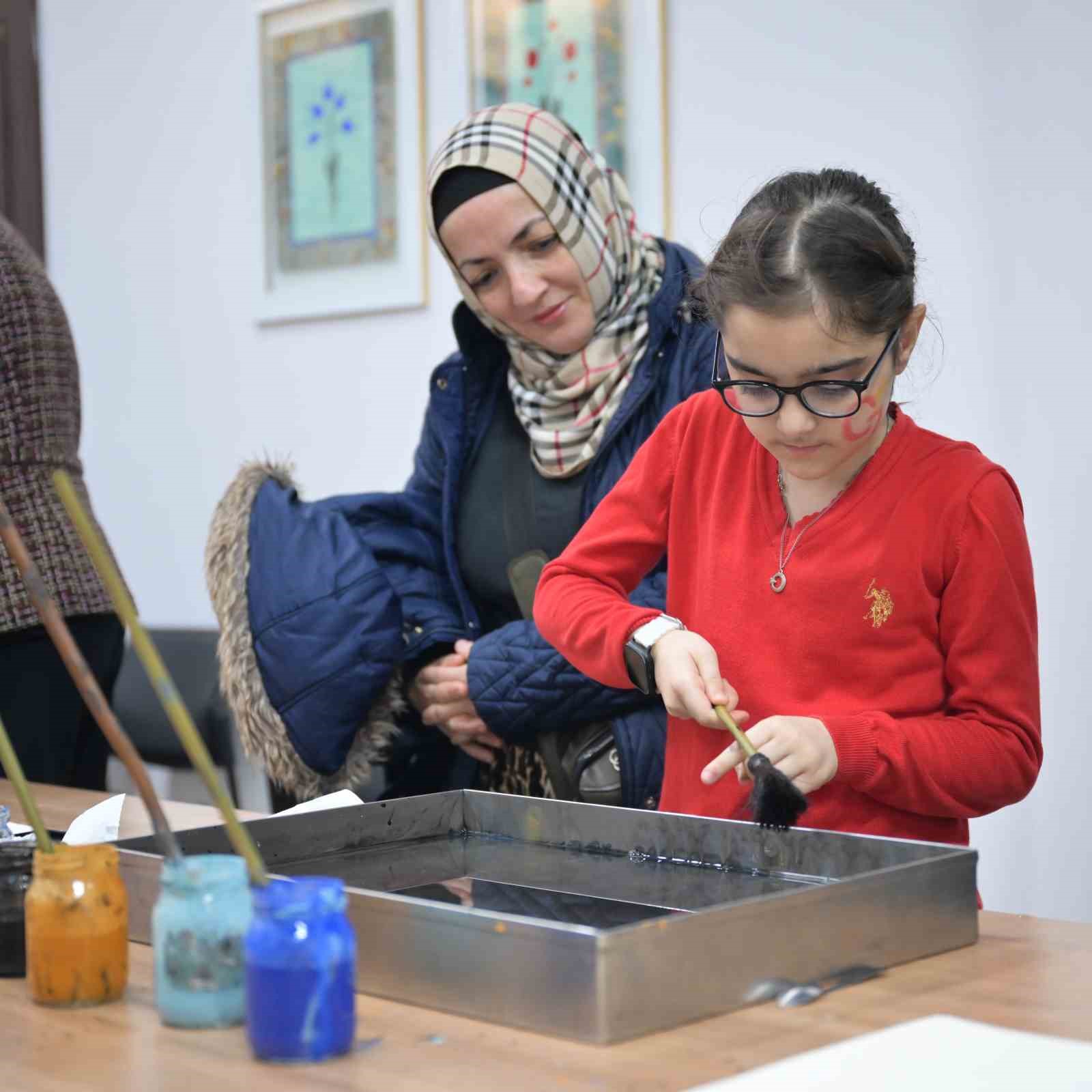 Ebru sanatının Ustası Esenyurt’ta sanatseverlerle buluştu
Ebru sanatının Ustası Esenyurt’ta sanatseverlerle buluştu