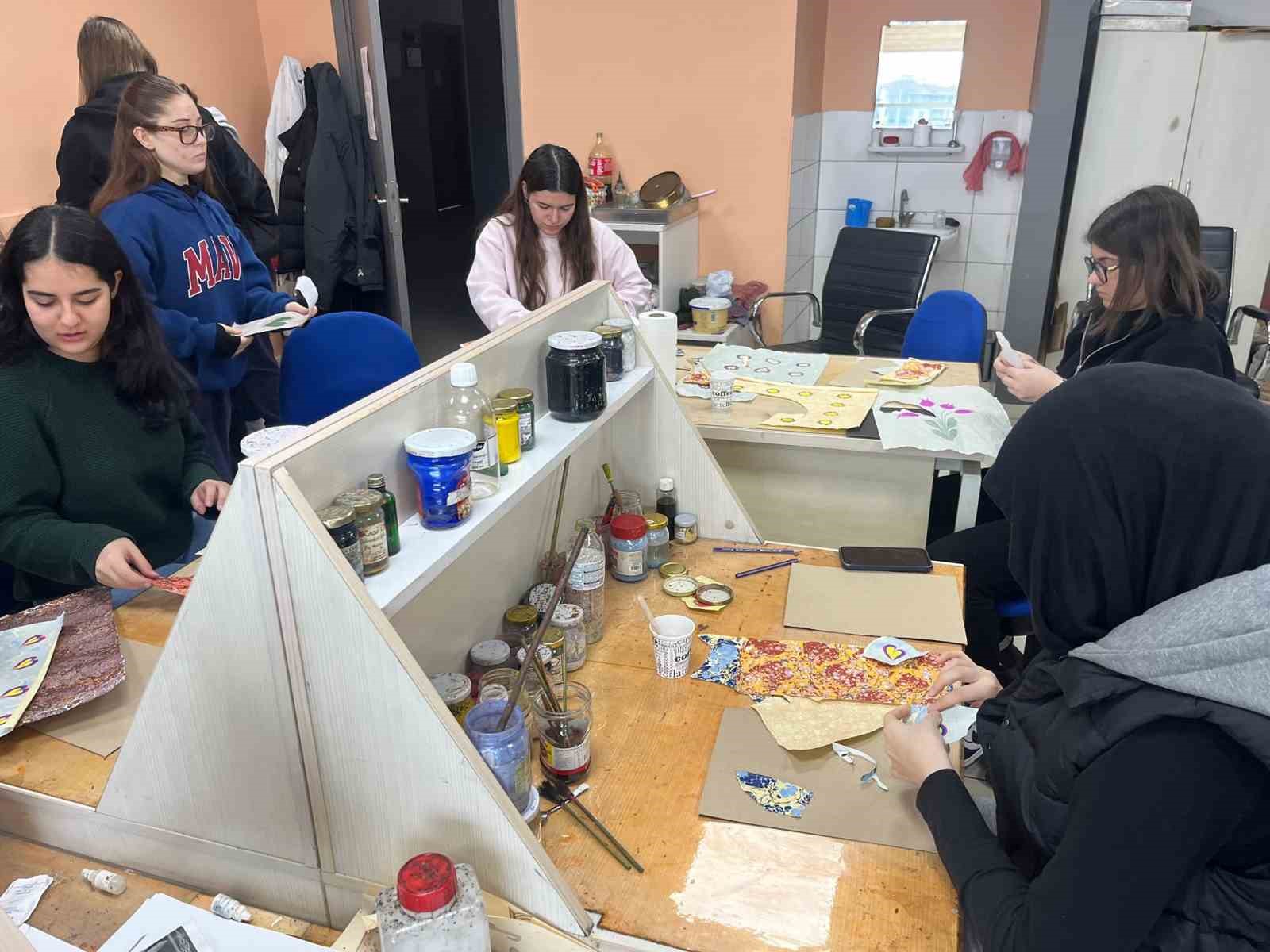 Ebru sanatıyla renkli buluşma
