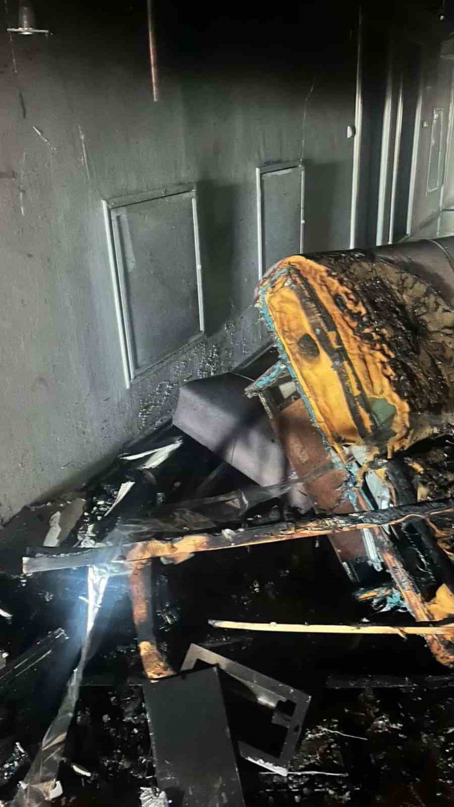Ece Güney’in evi sevgilisi tarafından ateşe verildi
Ece Güney’in evi sevgilisi tarafından ateşe verildi