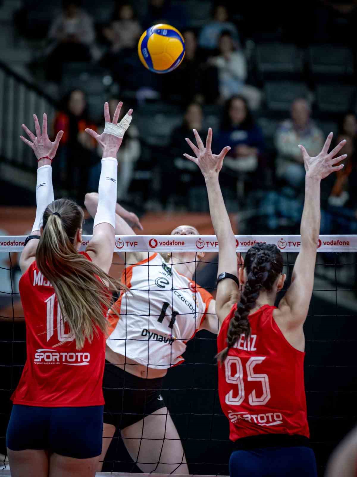 Eczacıbaşı Dynavit normal sezonu galibiyetle tamamladı
