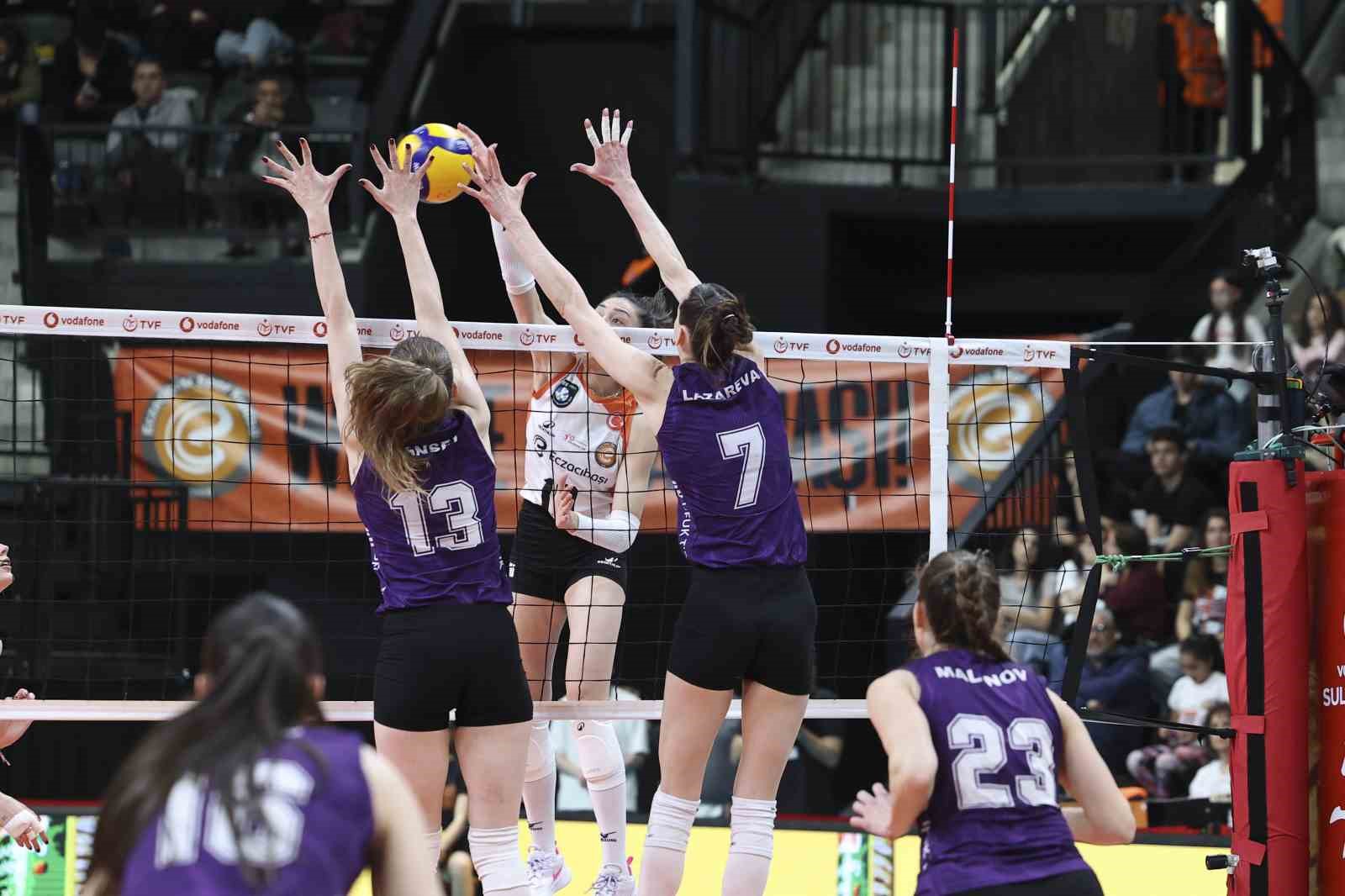 Eczacıbaşı Dynavit seride 1-0 öne geçti
