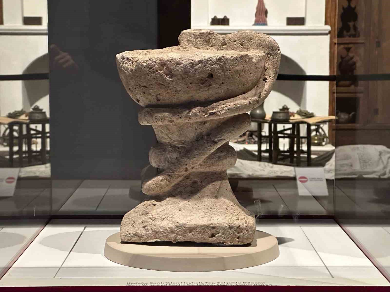 Eczacılık ve sağlığın sembolü sayılan 791 yıllık kadehe sarılı yılan heykeli bu müzede sergileniyor
