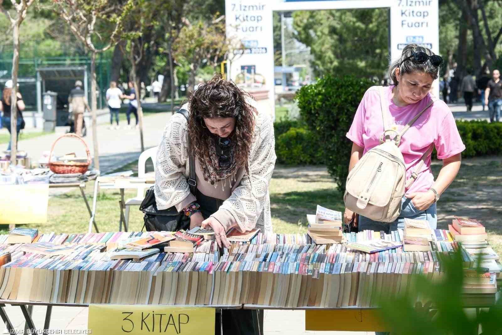 Edebiyatın kalbi İzmir Kültürpark’ta attı
