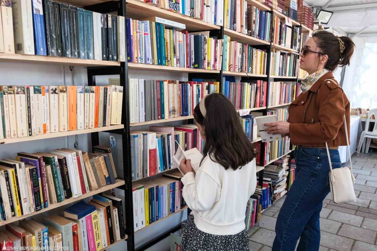 Edebiyatın kalbi İzmir Kültürpark’ta attı
