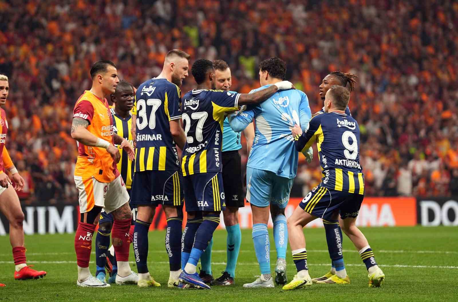 Ederson, derbide kırmızı kart gördü
