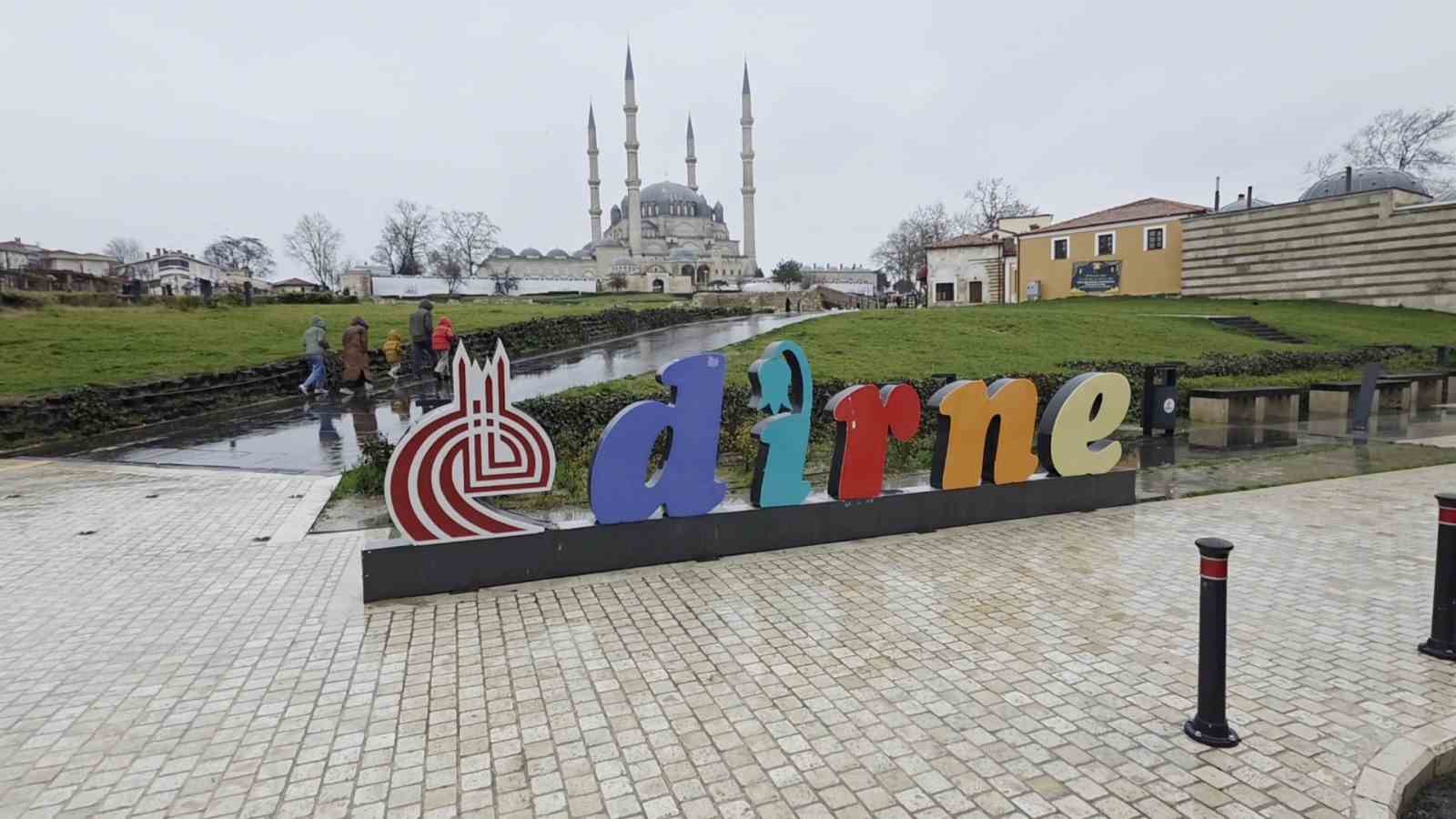 Edirne güne yağmurla uyandı
