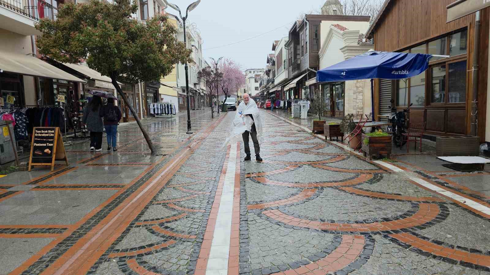 Edirne güne yağmurla uyandı
