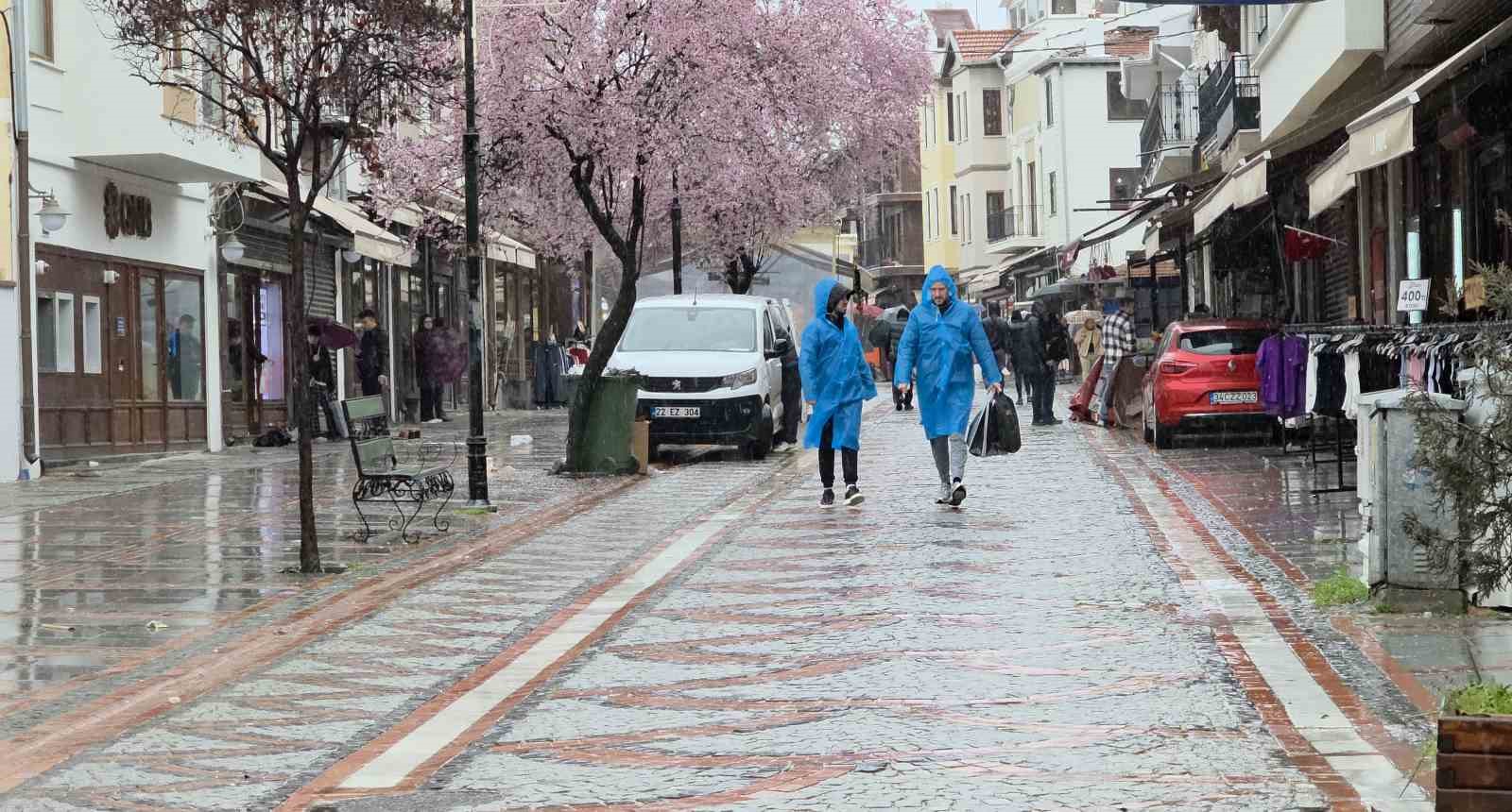 Edirne güne yağmurla uyandı
