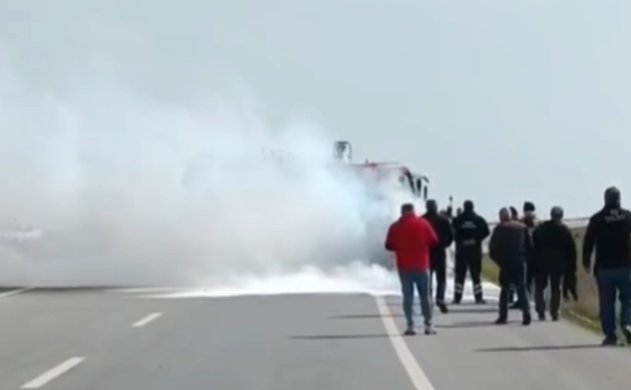 Edirne-Kırklareli yolunda seyir halindeki iş makinesi alevlere teslim oldu
