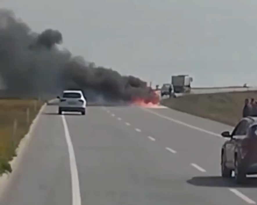 Edirne-Kırklareli yolunda seyir halindeki iş makinesi alevlere teslim oldu
