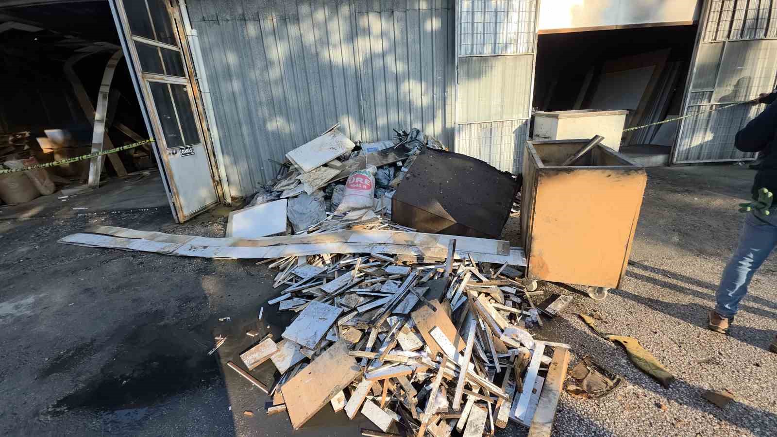 Edirne Sanayi Sitesi’ndeki korkutan yangındaki hasarın boyutu gün ağarınca ortaya çıktı
