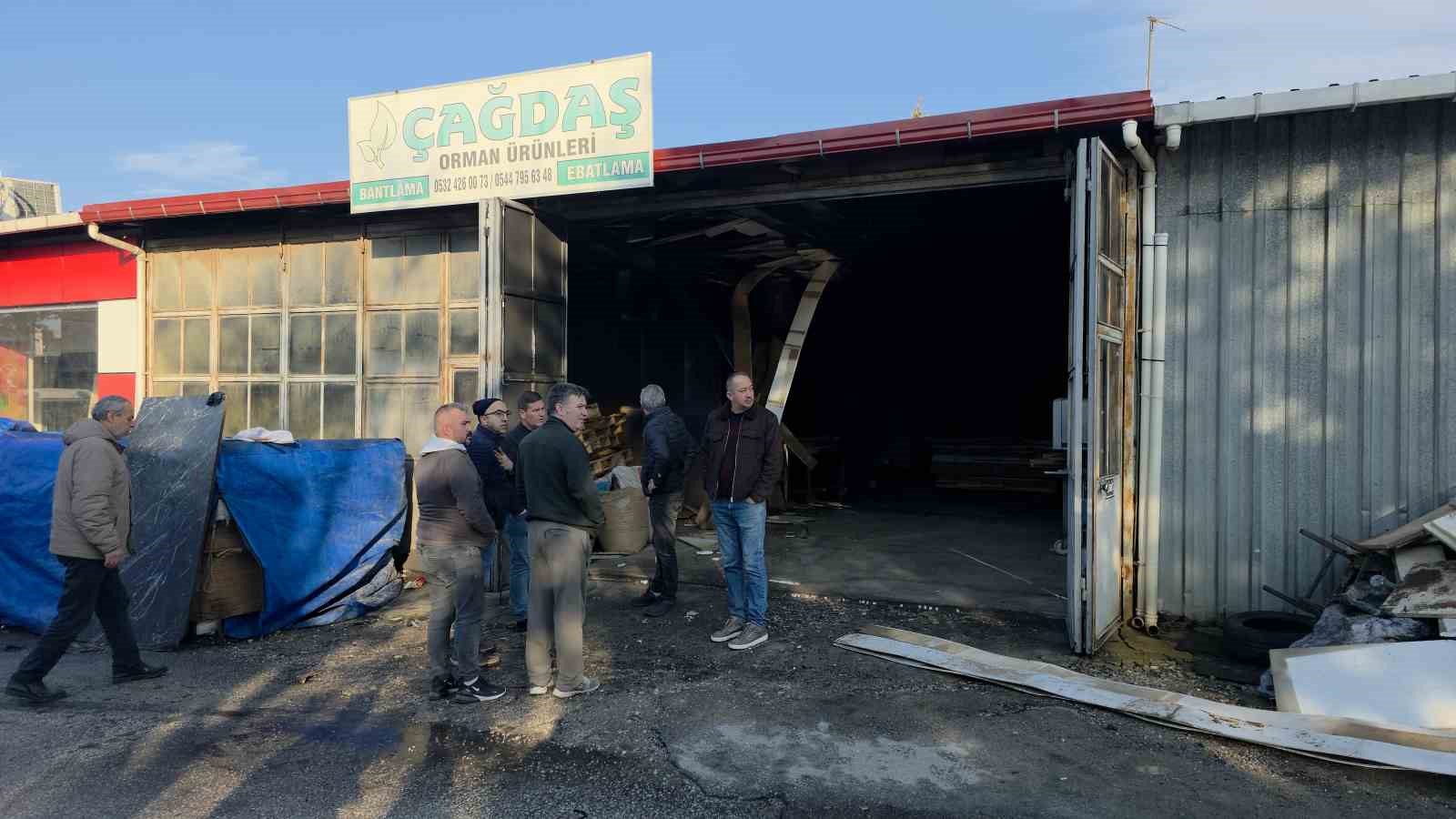 Edirne Sanayi Sitesi’ndeki korkutan yangındaki hasarın boyutu gün ağarınca ortaya çıktı
