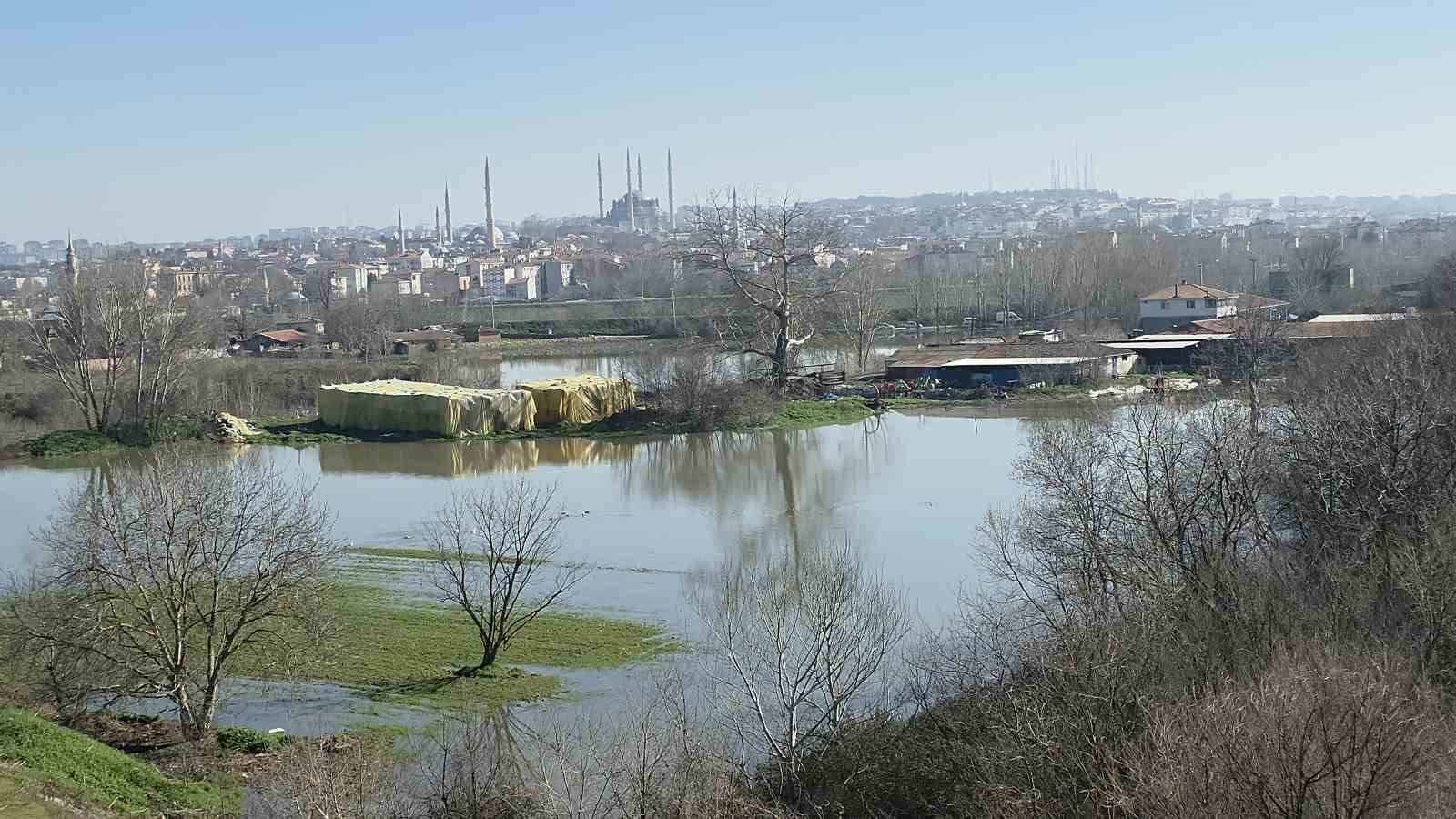 Edirne Yıldırım Mahallesi’nde hayvan çiftlikleri su altında
