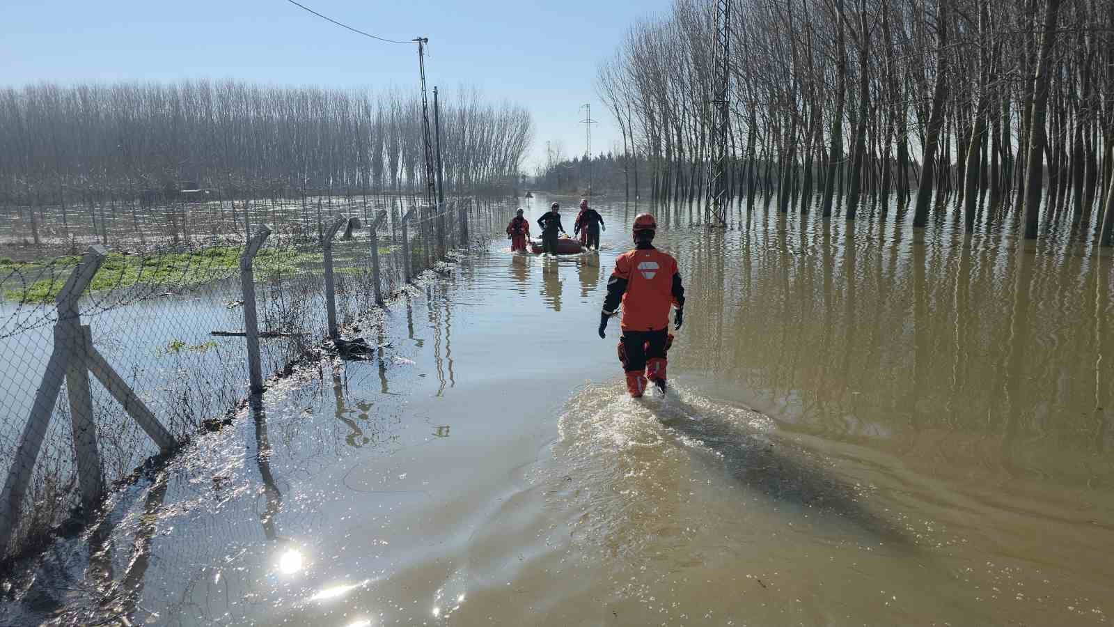 Edirne Yıldırım Mahallesi’nde hayvan çiftlikleri su altında
