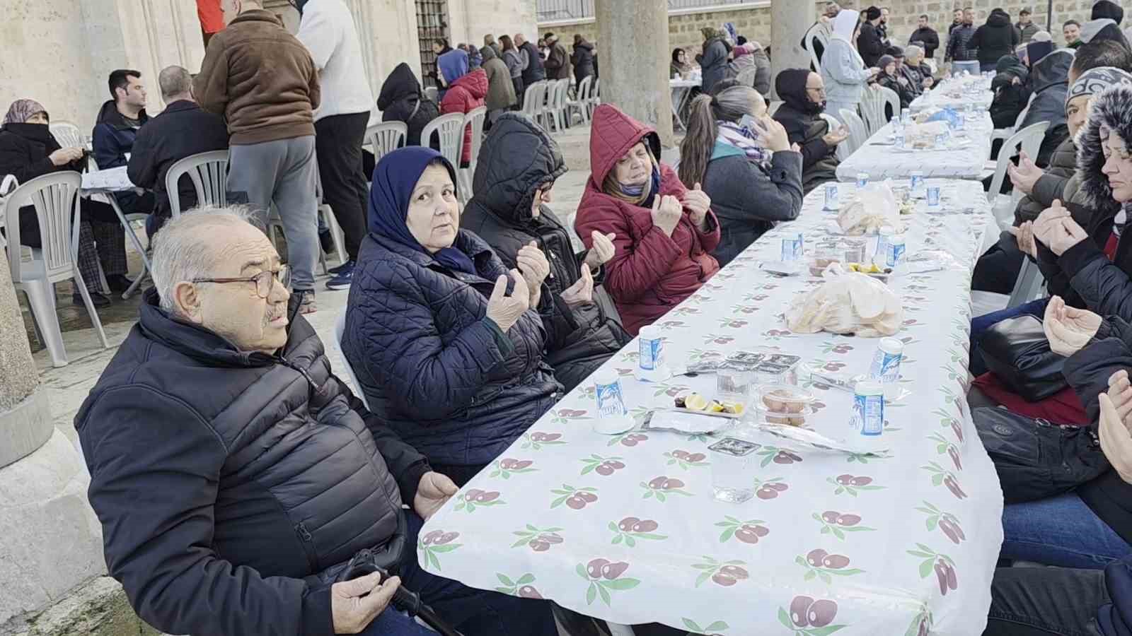 Edirne’de 11 yıllık imece iftar geleneği: İmece usulü sofra kuruldu
