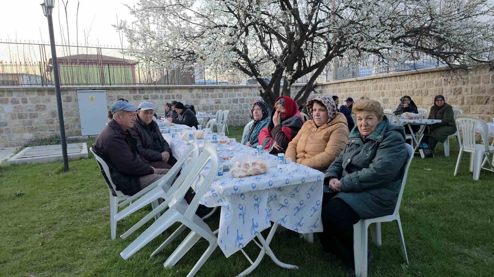 Edirne’de 11 yıllık imece iftar geleneği: İmece usulü sofra kuruldu
