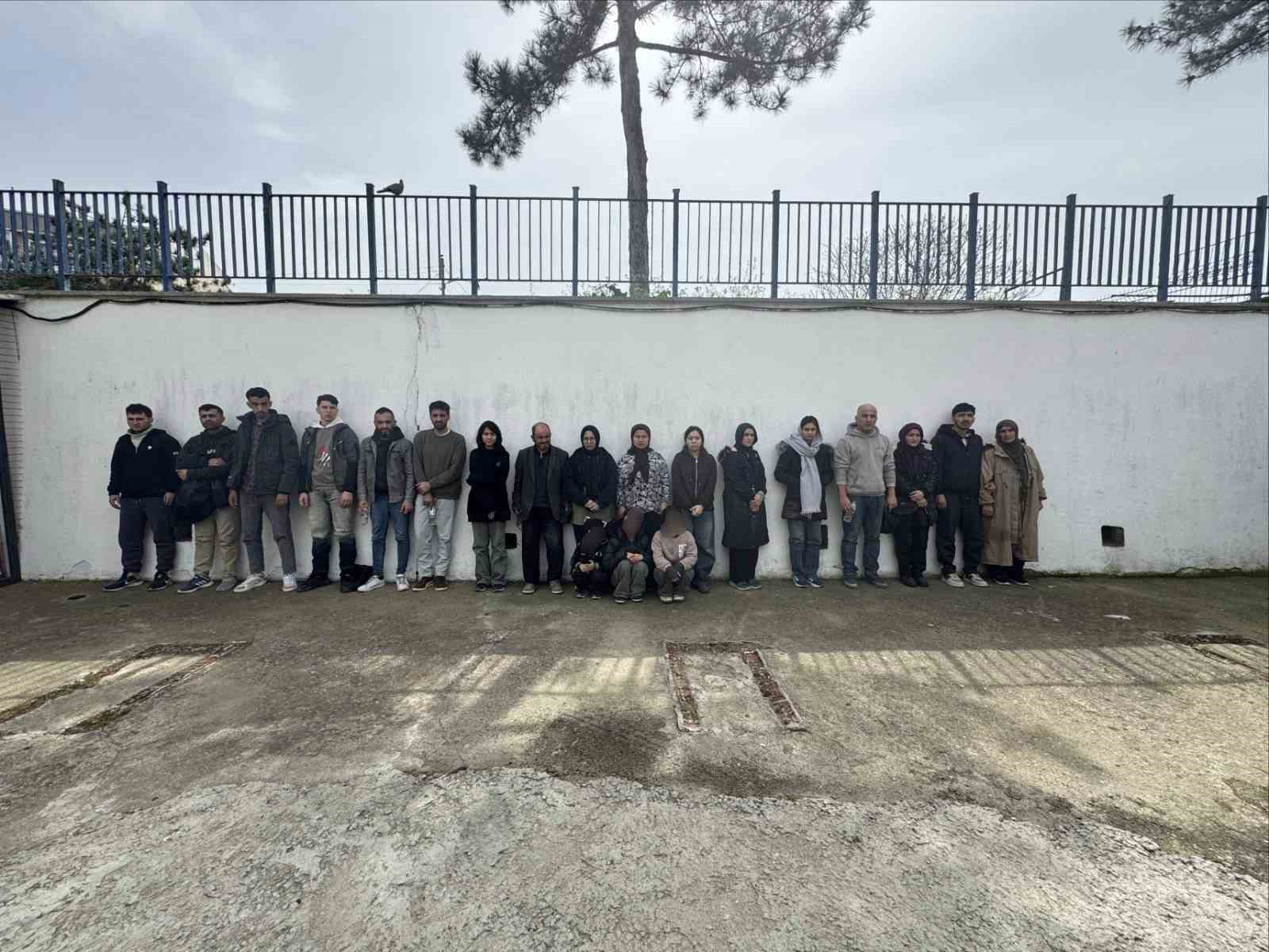 Edirne’de 31 düzensiz göçmen yakalandı, 3 şüpheli gözaltına alındı
Edirne’de 31 düzensiz göçmen yakalandı, 3 şüpheli gözaltına alındı