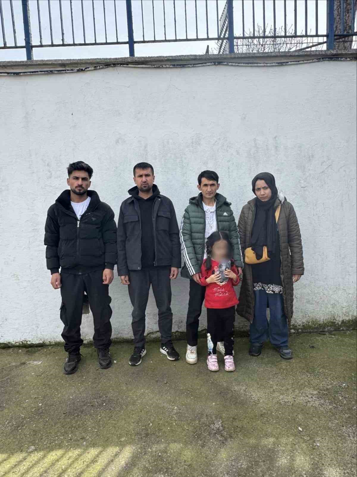 Edirne’de 31 düzensiz göçmen yakalandı, 3 şüpheli gözaltına alındı
Edirne’de 31 düzensiz göçmen yakalandı, 3 şüpheli gözaltına alındı