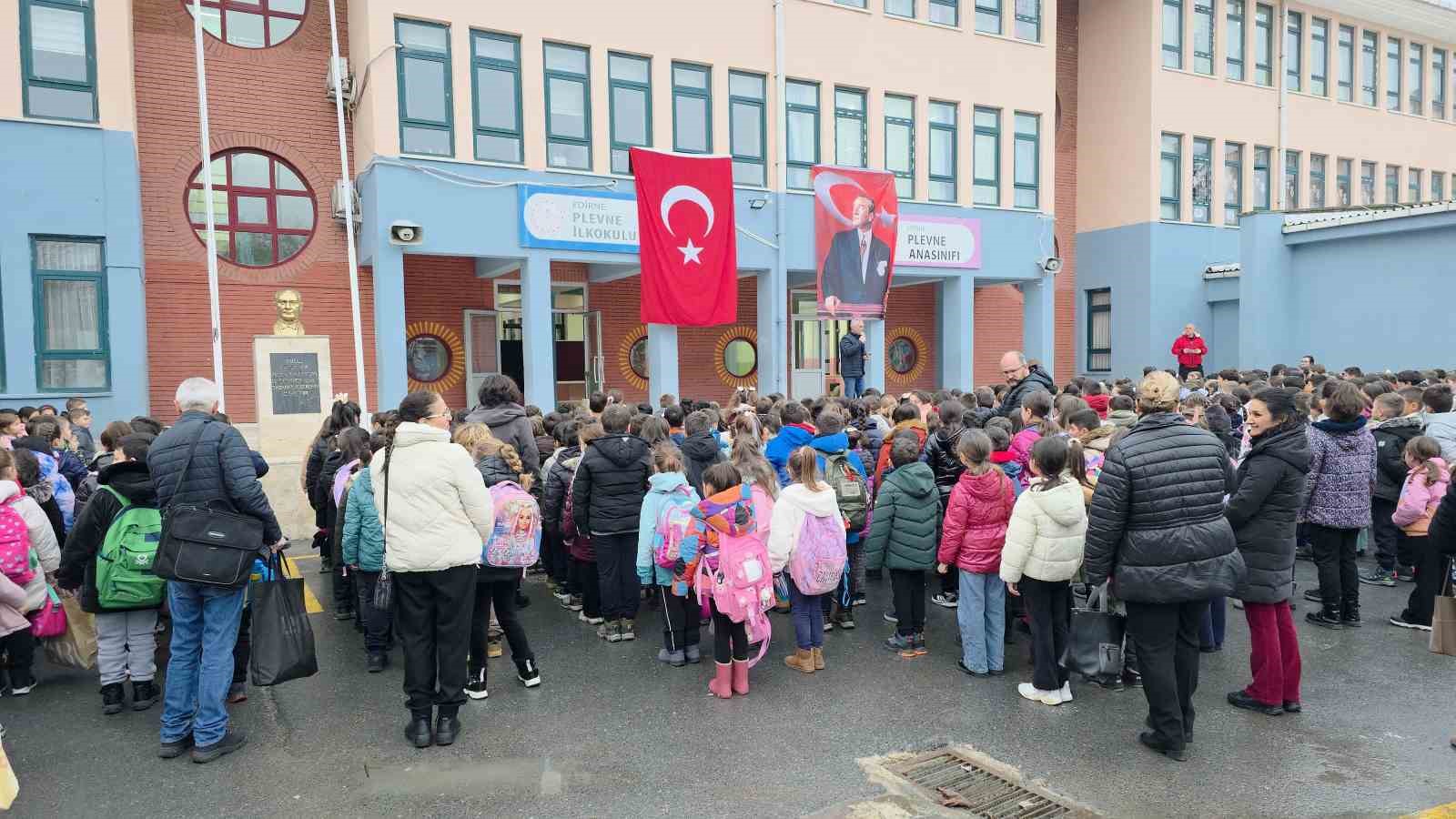 Edirne’de 6 şubat depreminde hayatını kaybedenler için saygı duruşu
