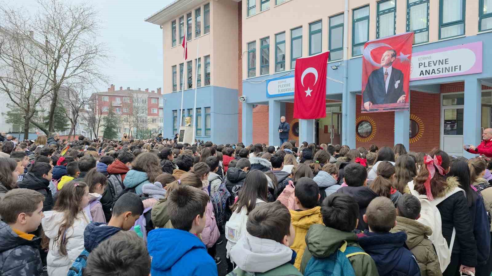 Edirne’de 6 şubat depreminde hayatını kaybedenler için saygı duruşu
