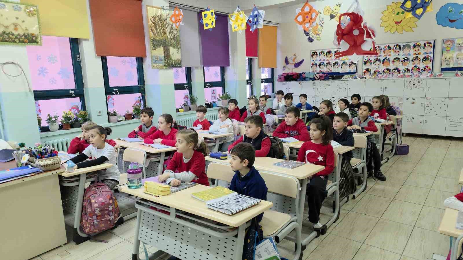 Edirne’de 6 şubat depreminde hayatını kaybedenler için saygı duruşu
