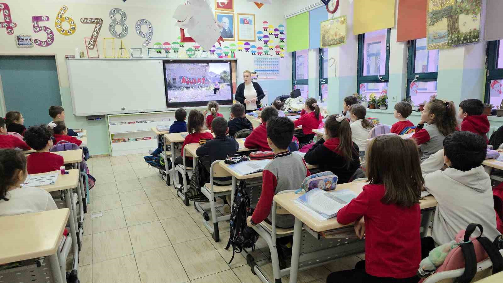 Edirne’de 6 şubat depreminde hayatını kaybedenler için saygı duruşu
