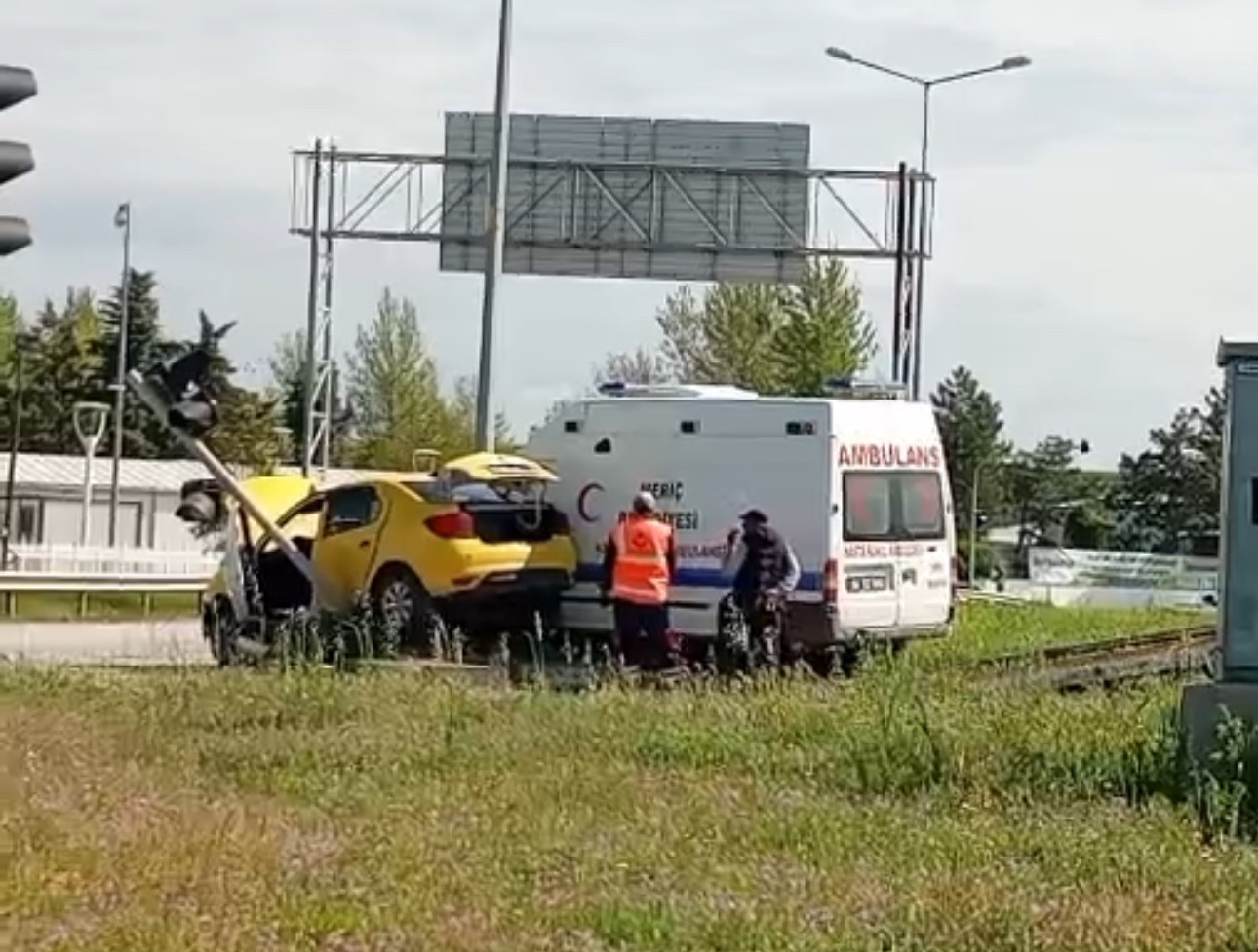Edirne’de ambulans ile taksi çarpıştı: 5 yaralı
