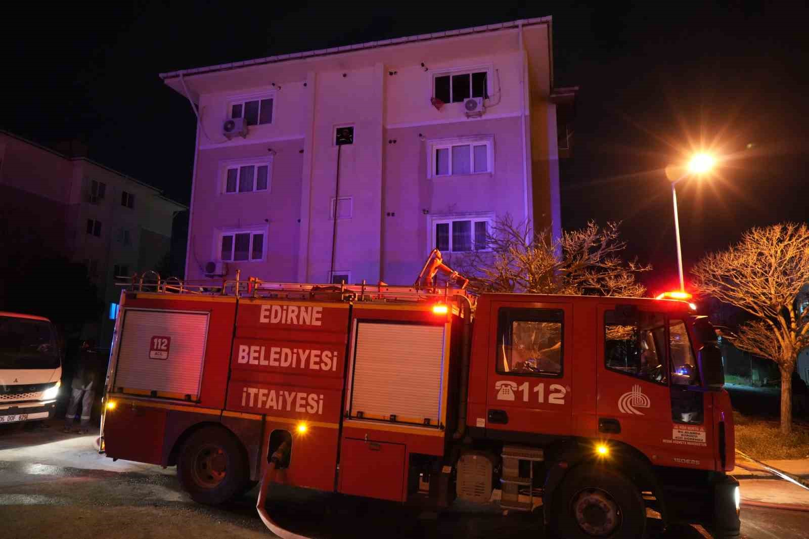 Edirne’de apartman dairesinde korkutan yangın
