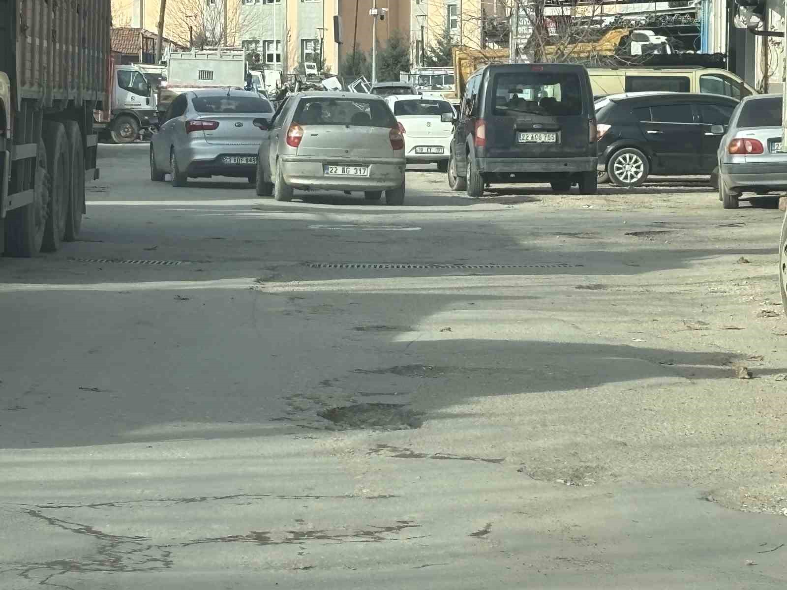 Edirne’de bozuk yollar sürücülerin çilesi oldu

