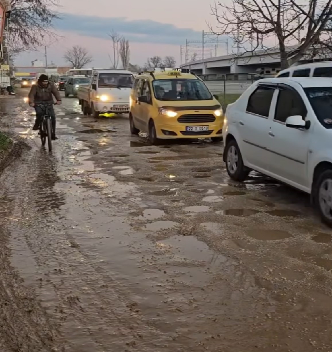 Edirne’de bozuk yollar sürücülerin çilesi oldu
