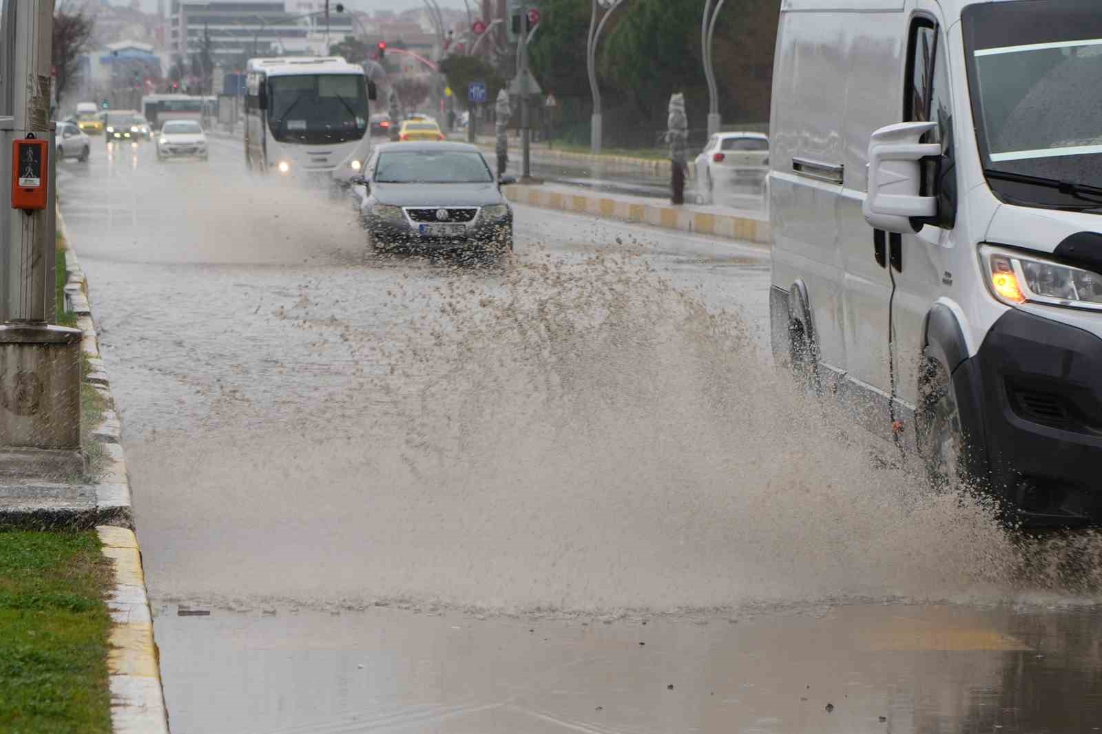 Edirne’de cadde ve sokaklar göle döndü

