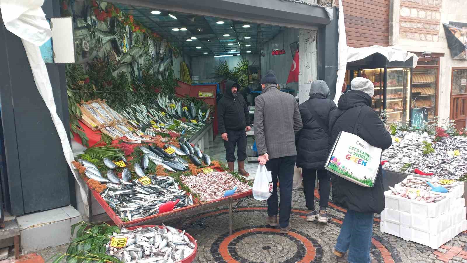 Edirne’de dondurucu soğuk: Edirneliler evde, Bulgarlar mağazalarda
