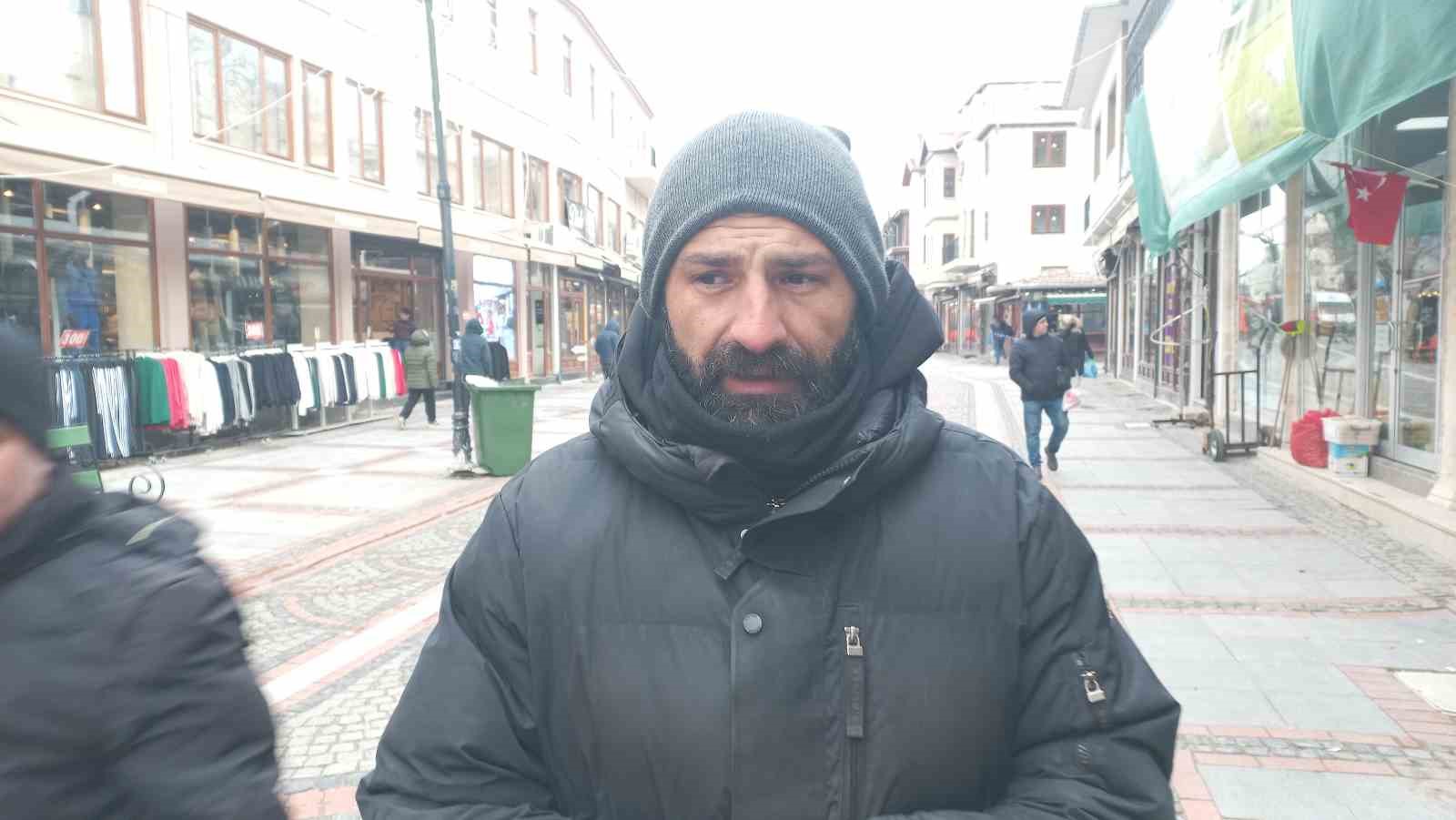 Edirne’de dondurucu soğuk: Edirneliler evde, Bulgarlar mağazalarda
